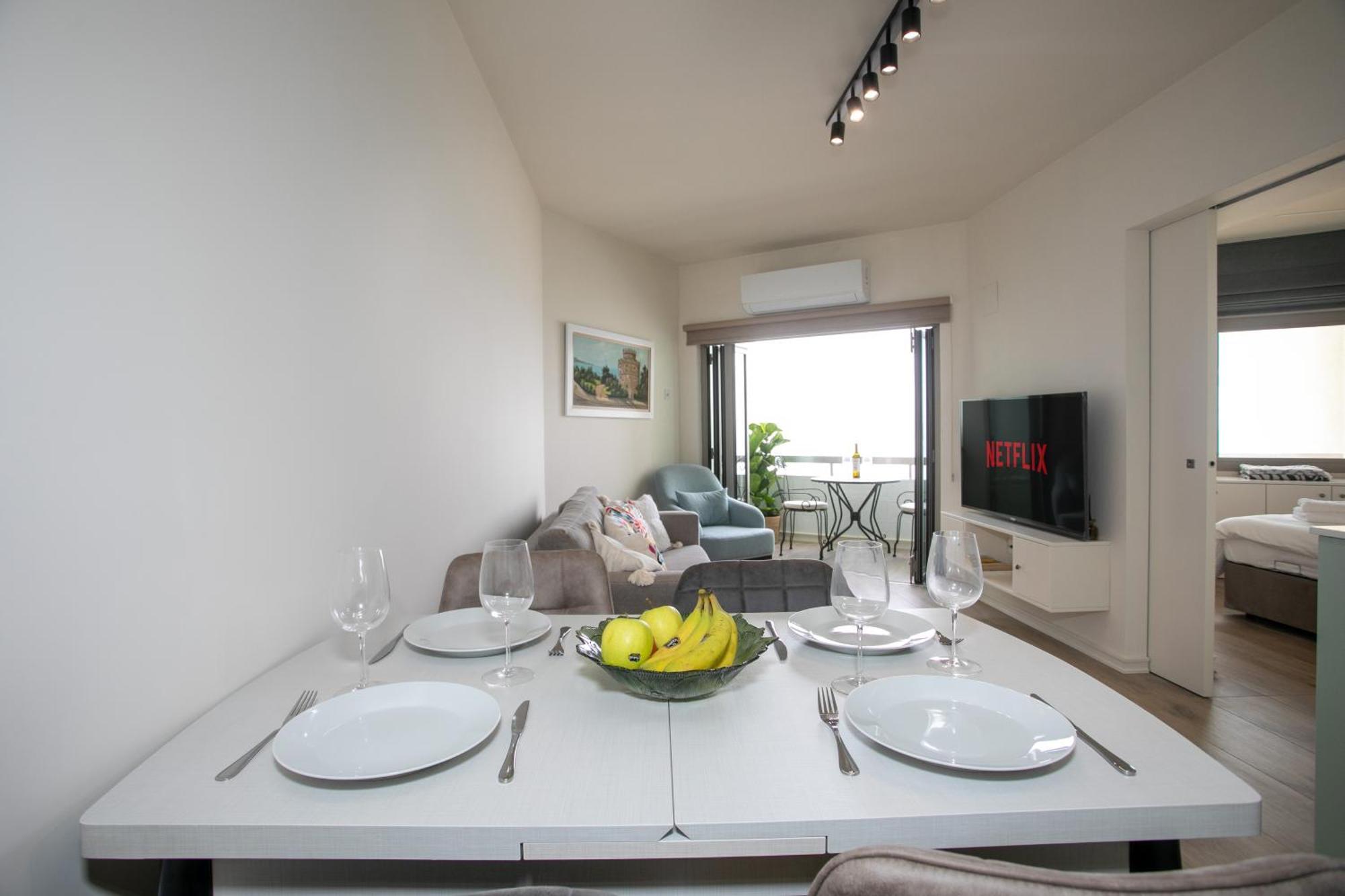Palmove Luxurious Beachfront Apt Ларнака Экстерьер фото