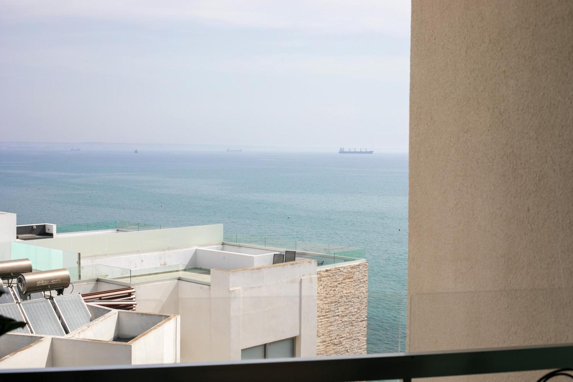 Palmove Luxurious Beachfront Apt Ларнака Экстерьер фото