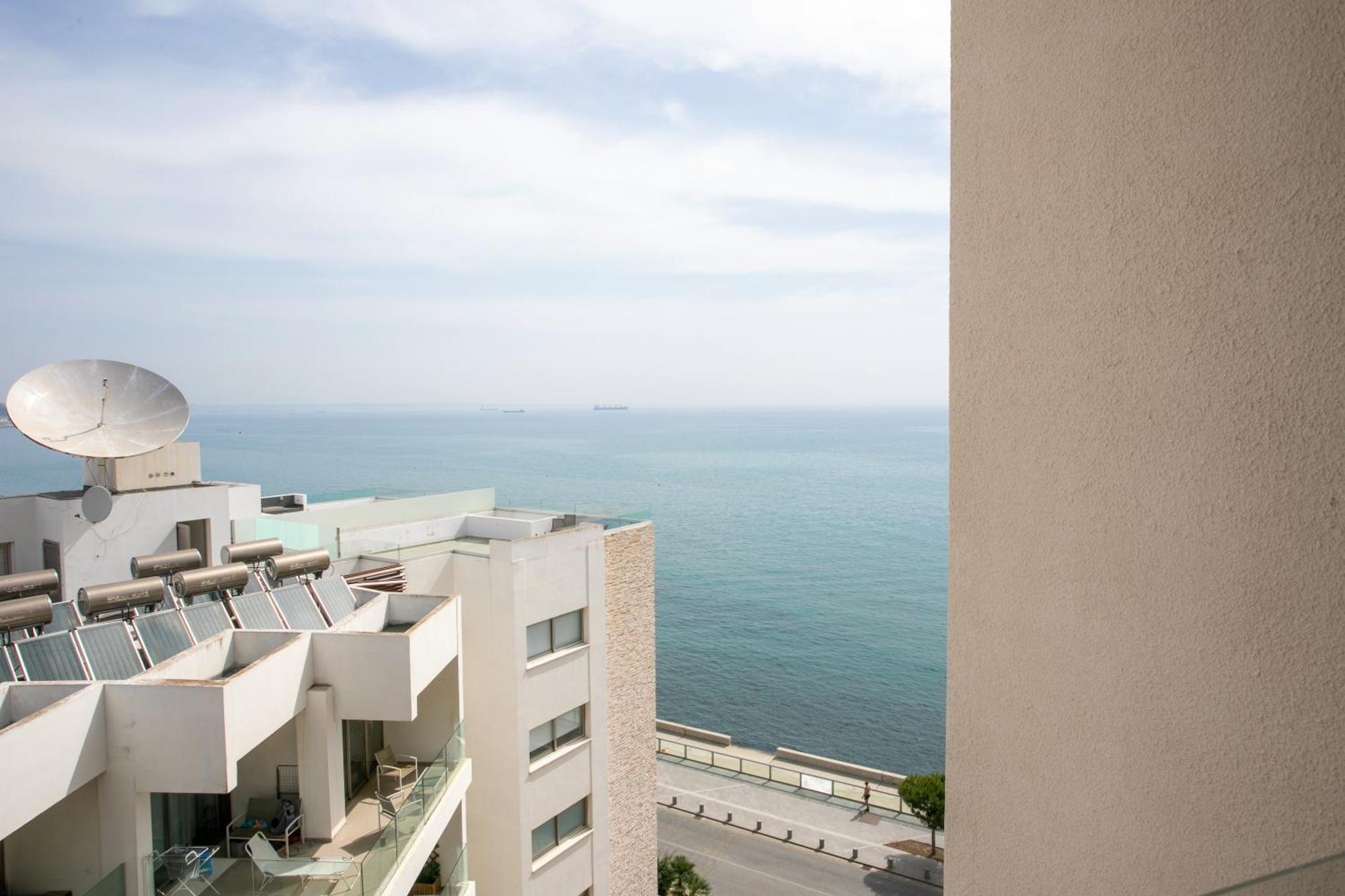 Palmove Luxurious Beachfront Apt Ларнака Экстерьер фото