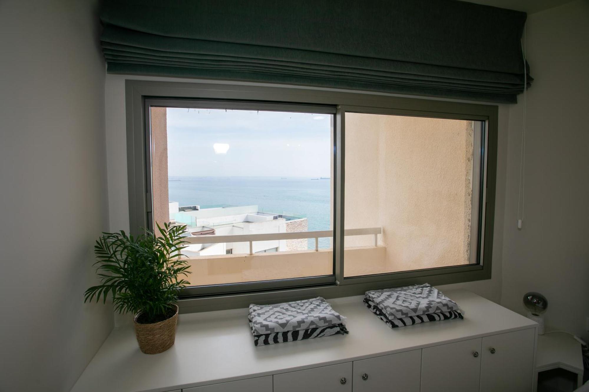 Palmove Luxurious Beachfront Apt Ларнака Экстерьер фото
