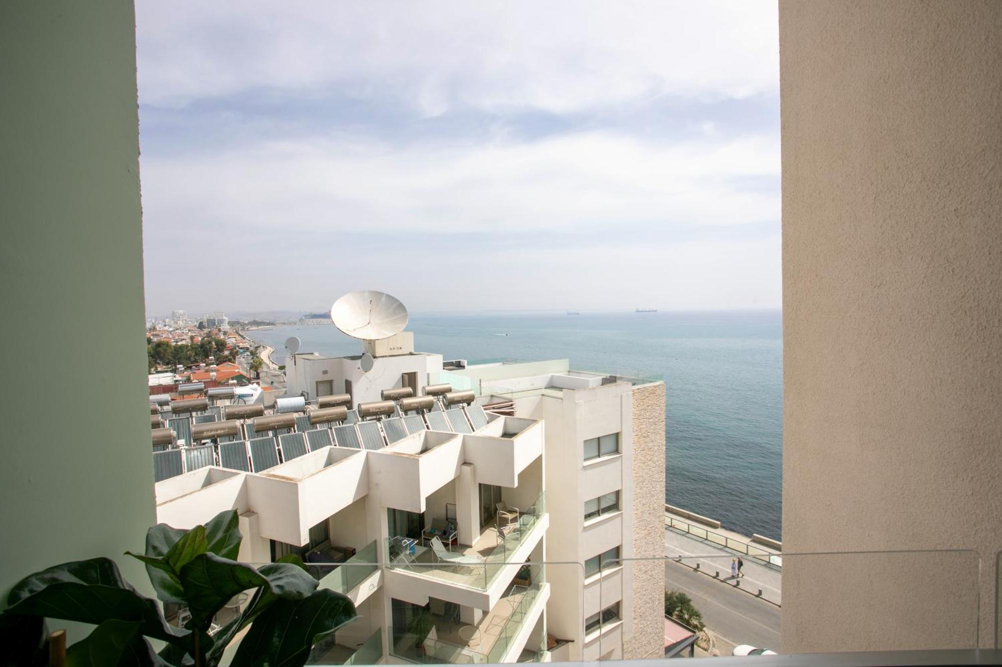 Palmove Luxurious Beachfront Apt Ларнака Экстерьер фото