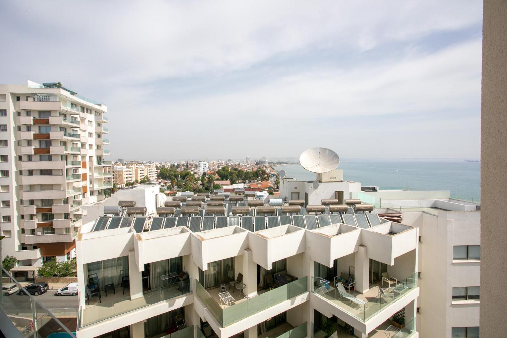 Palmove Luxurious Beachfront Apt Ларнака Экстерьер фото