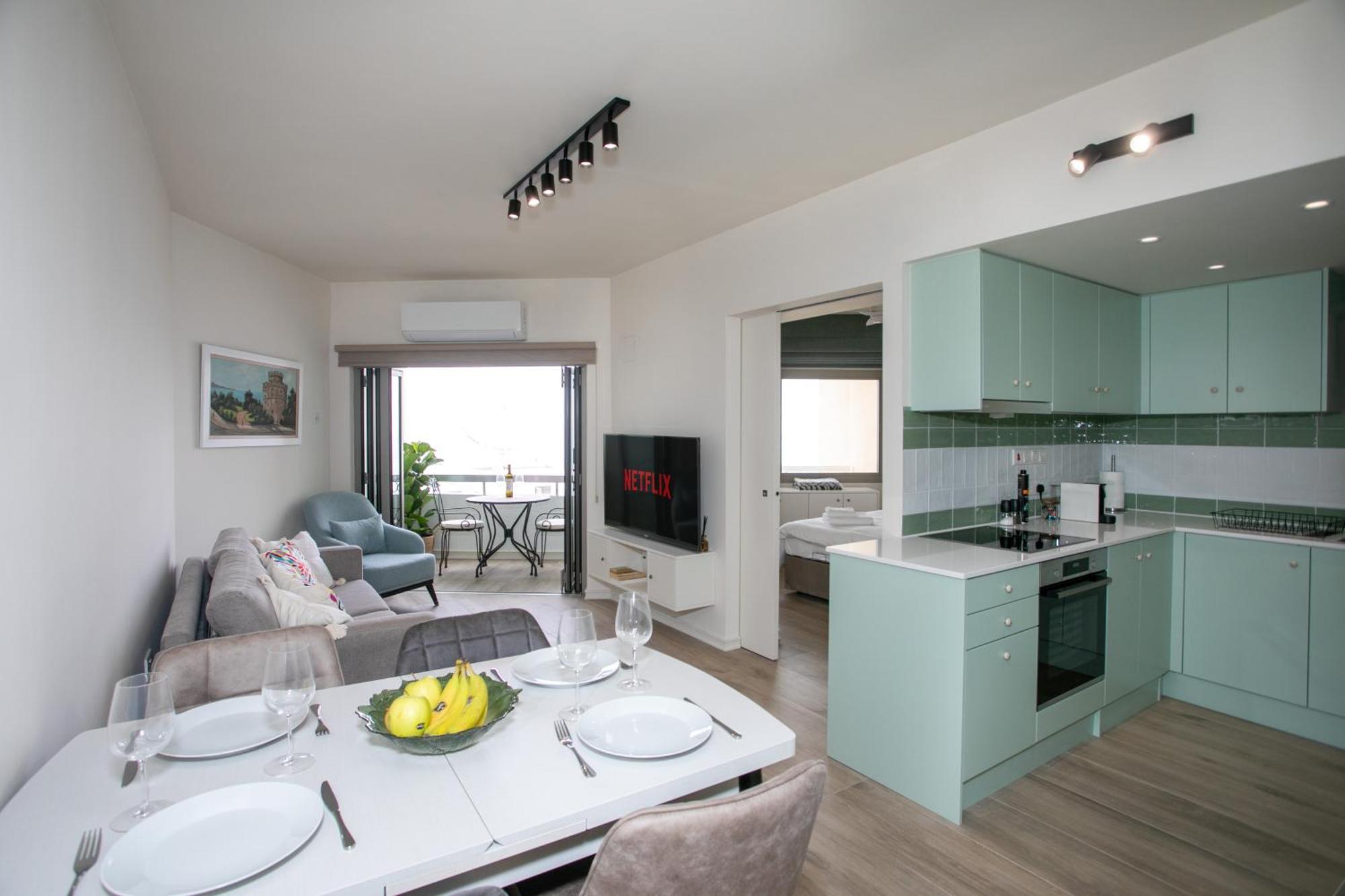Palmove Luxurious Beachfront Apt Ларнака Экстерьер фото