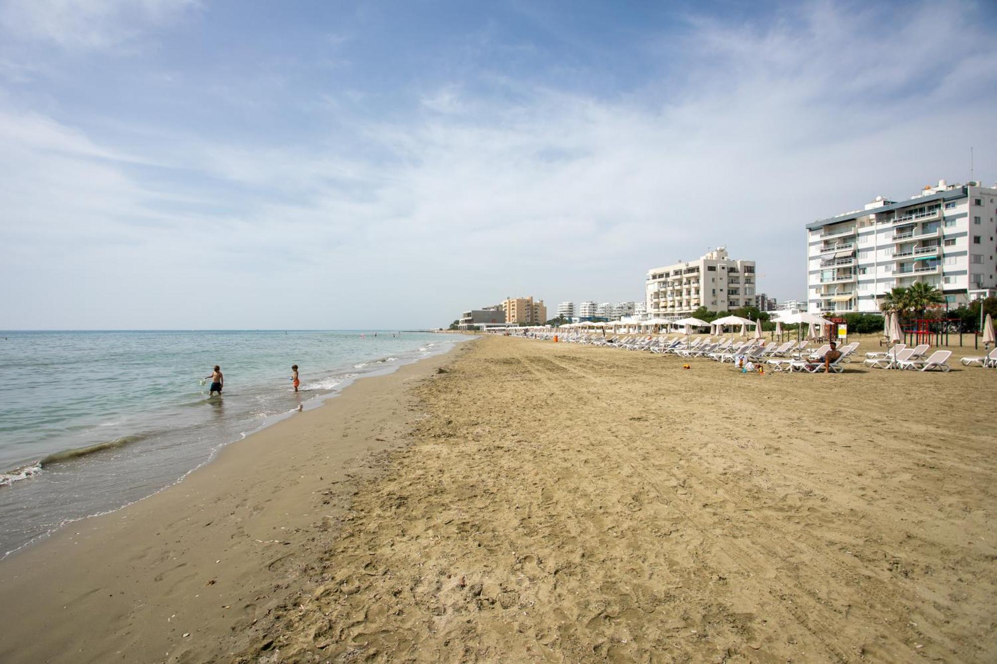 Palmove Luxurious Beachfront Apt Ларнака Экстерьер фото