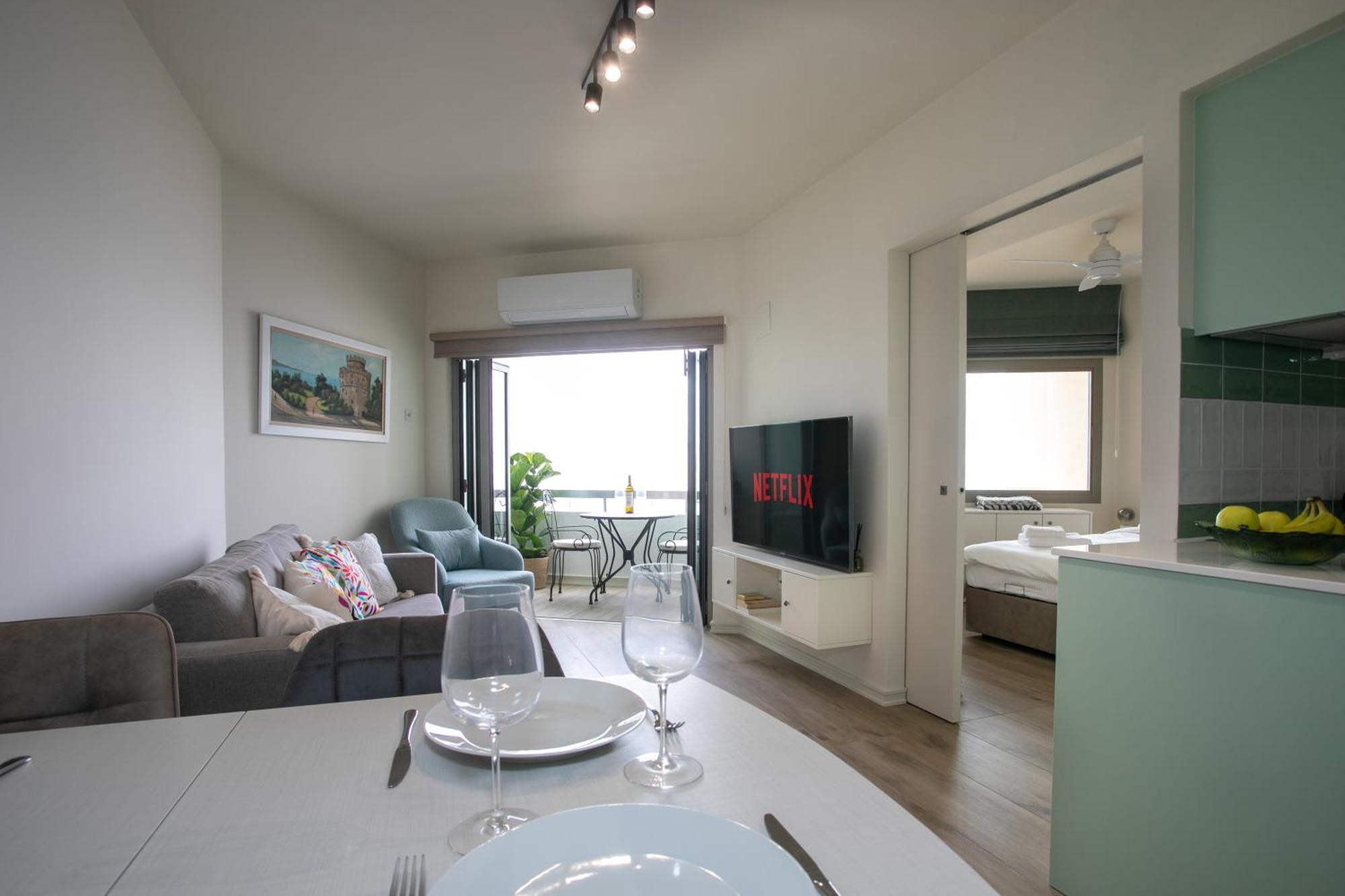 Palmove Luxurious Beachfront Apt Ларнака Экстерьер фото