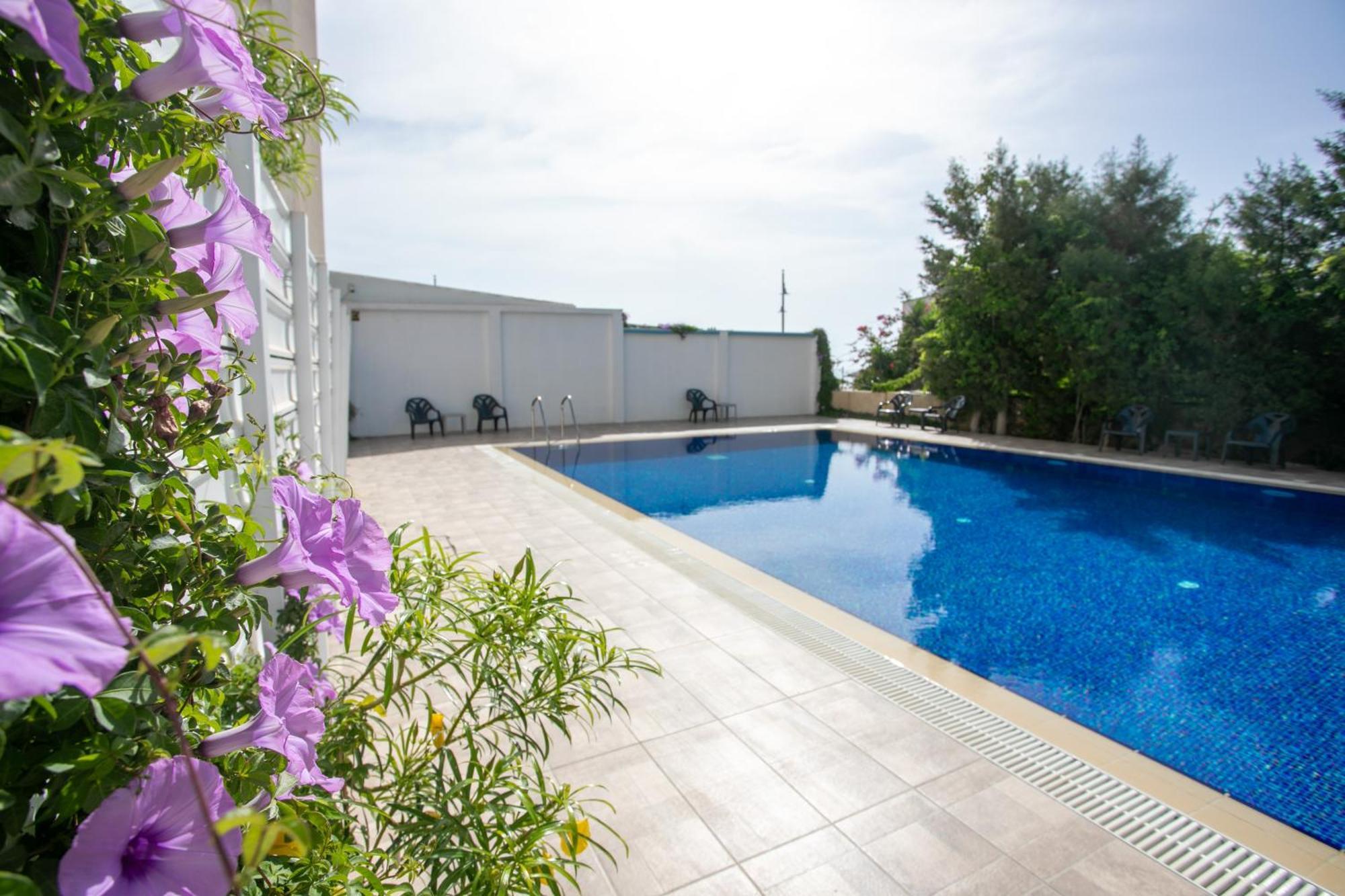 Palmove Luxurious Beachfront Apt Ларнака Экстерьер фото