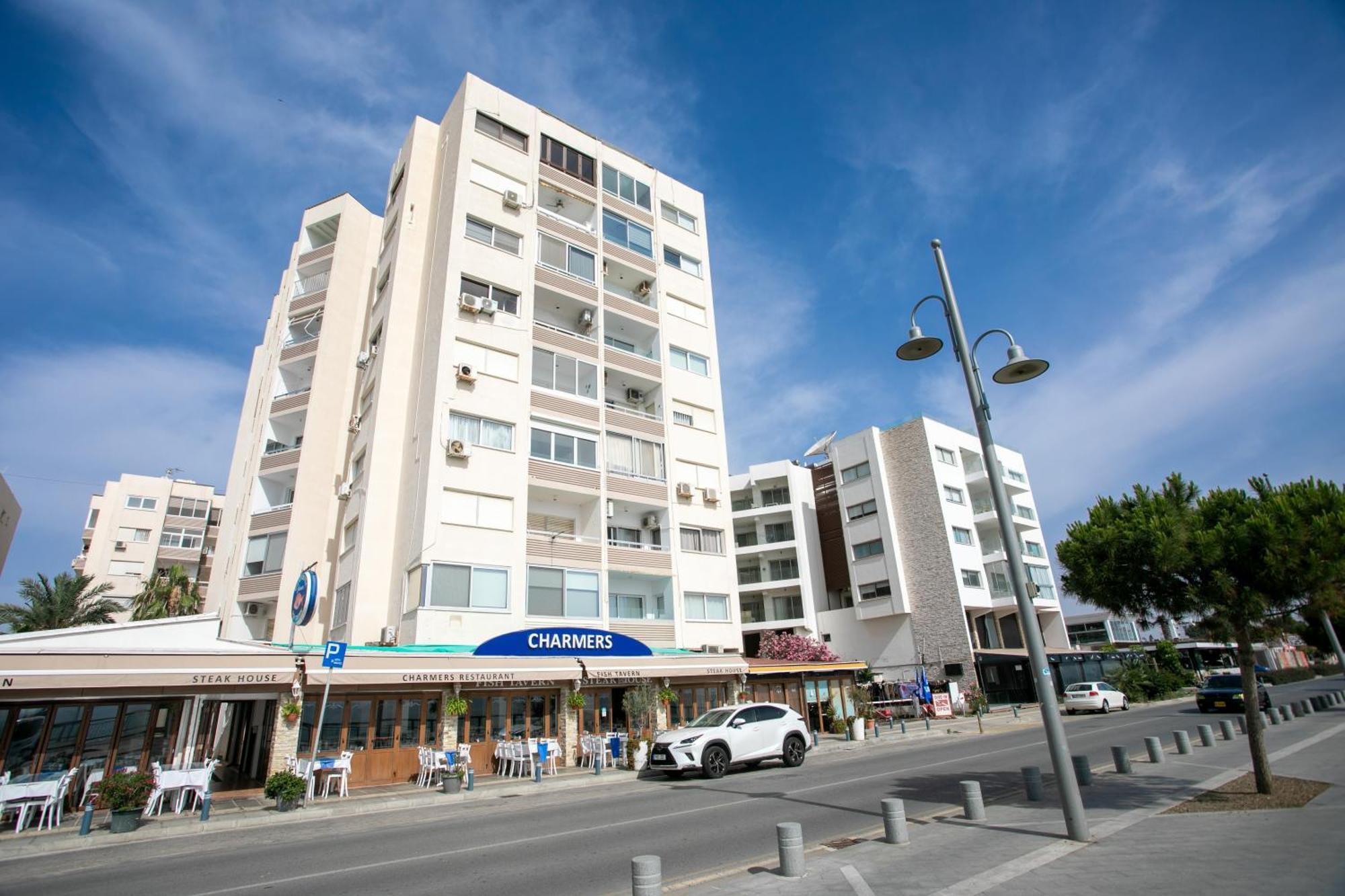Palmove Luxurious Beachfront Apt Ларнака Экстерьер фото