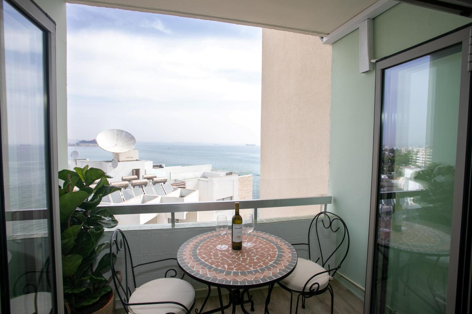 Palmove Luxurious Beachfront Apt Ларнака Экстерьер фото
