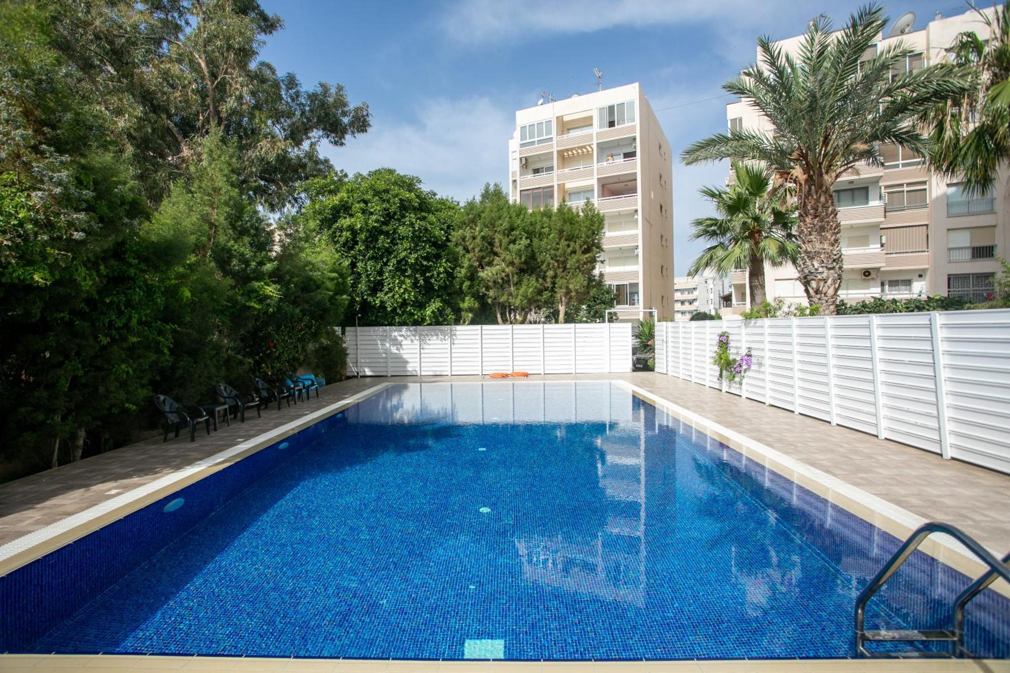 Palmove Luxurious Beachfront Apt Ларнака Экстерьер фото
