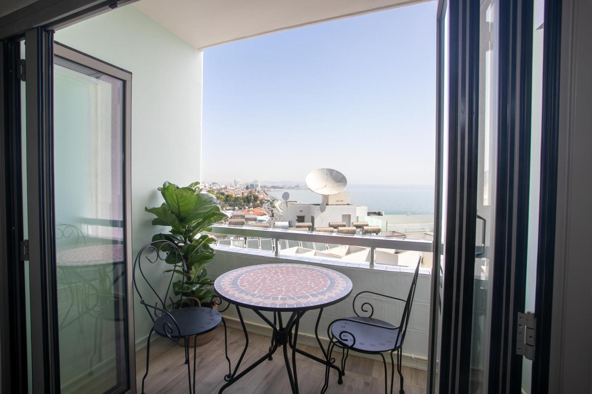 Palmove Luxurious Beachfront Apt Ларнака Экстерьер фото