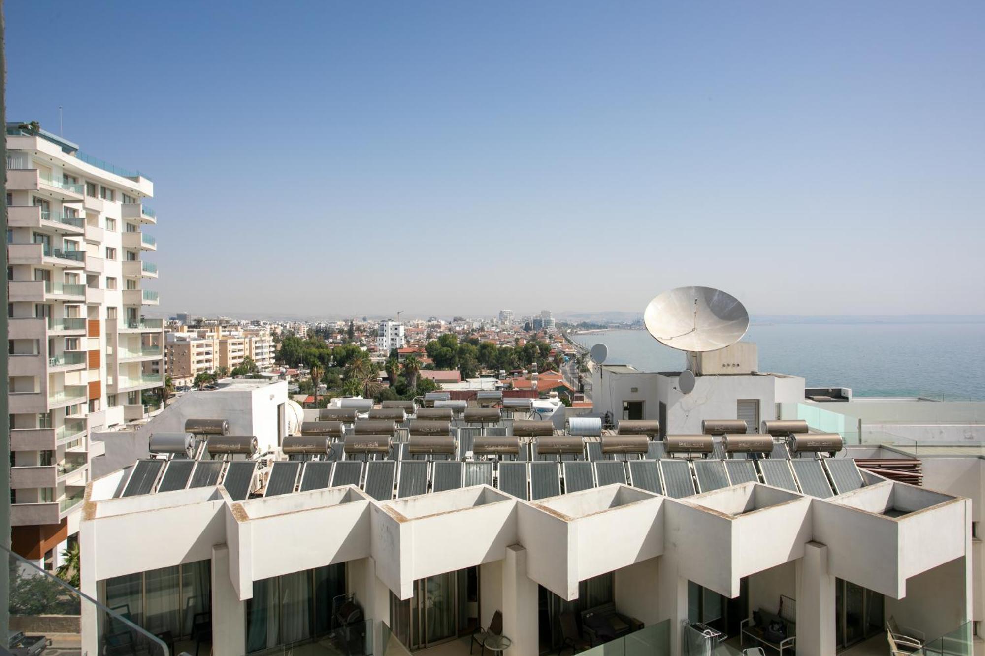 Palmove Luxurious Beachfront Apt Ларнака Экстерьер фото