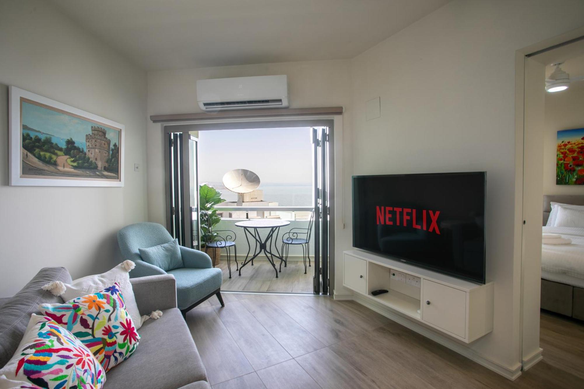 Palmove Luxurious Beachfront Apt Ларнака Экстерьер фото